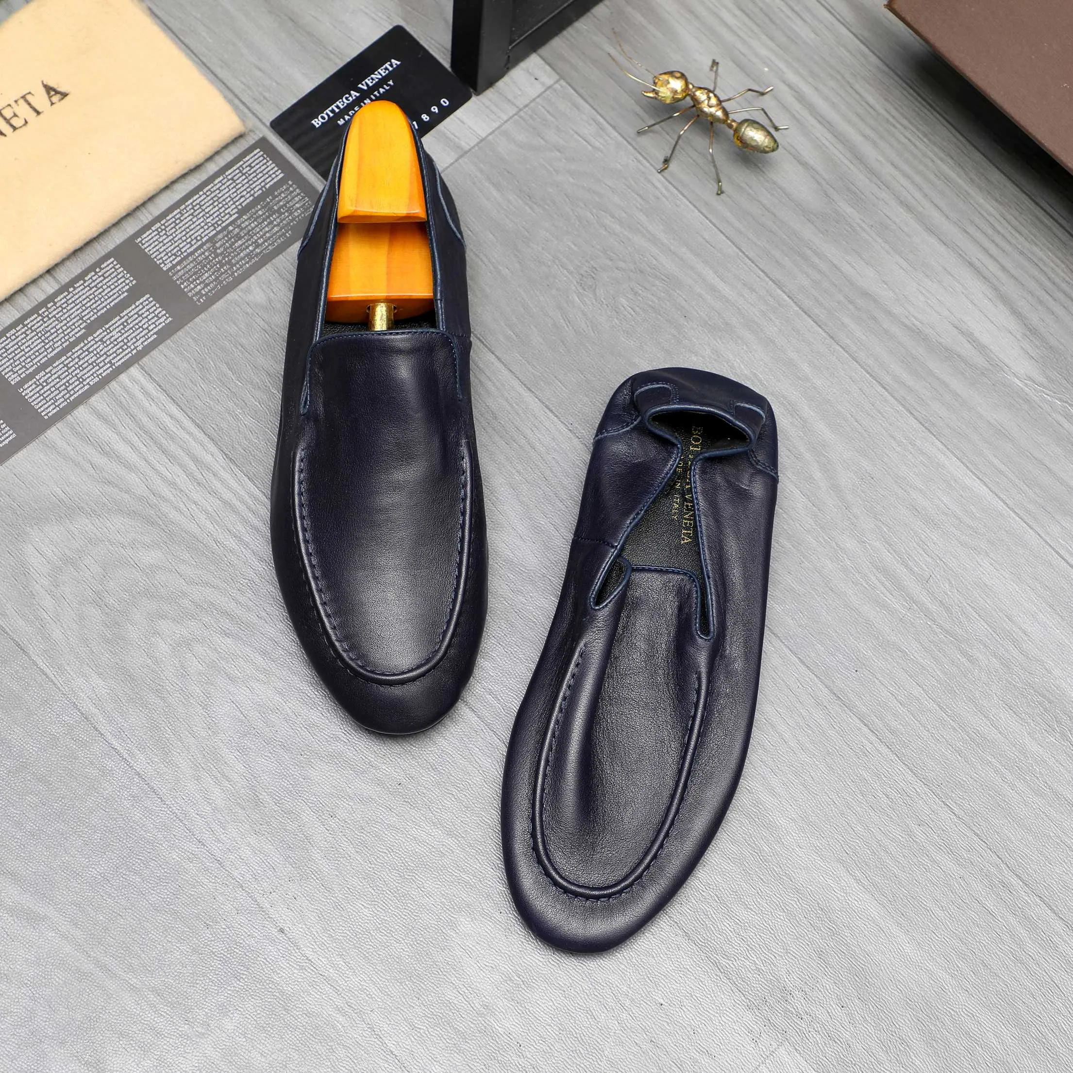 Men's shoes 💰460 Product trademark: BV "Bottega Veneta" soft leather slip-on men's shoes Regular size: 39-45 Product materials: Selected high-quality cowhide upper, cowhide lining, original outsole